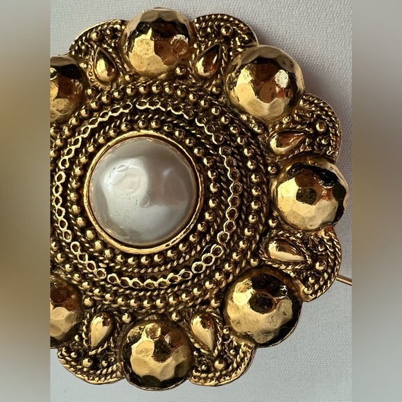 Rare CHANEL Flower design pearl Brooch pin Gold Plated artificial Pearl Gold - Picture 3 of 7